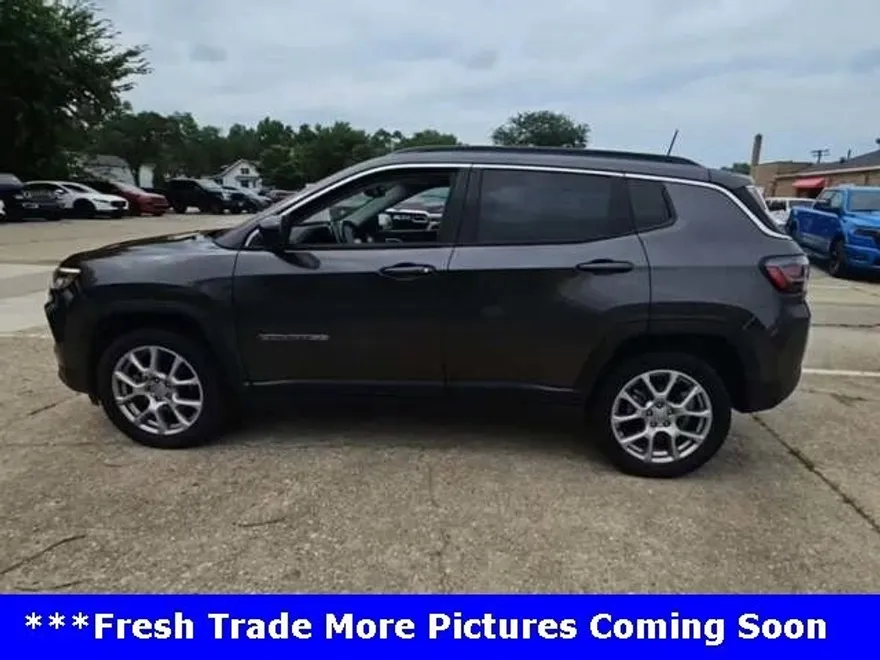 2022 Jeep Compass Latitude Lux photo 1