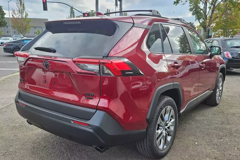 2022 Toyota RAV4 XLE Premium photo 1