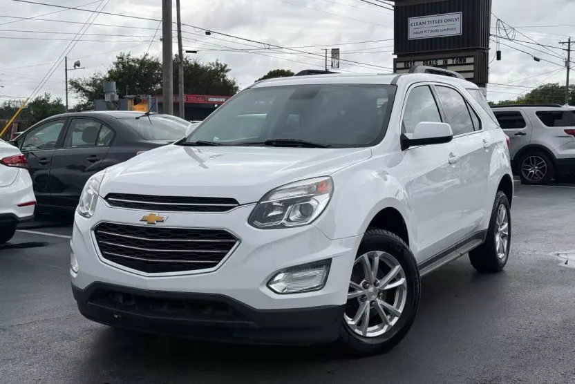 2017 Chevrolet Equinox LT photo 1