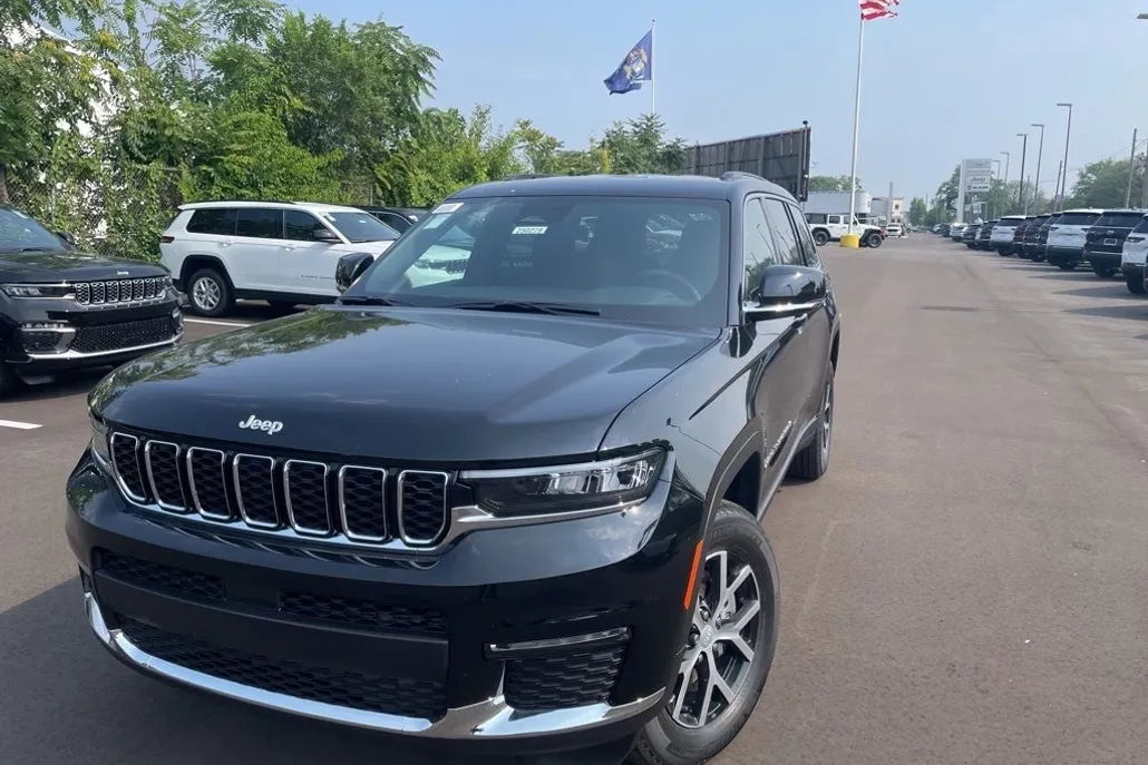 2025 Jeep Grand Cherokee Limited photo 1
