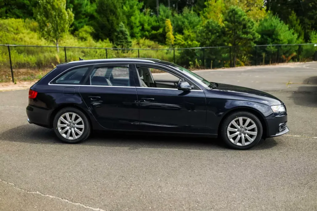 2010 Audi A4 2.0T Avant Premium Plus photo 1