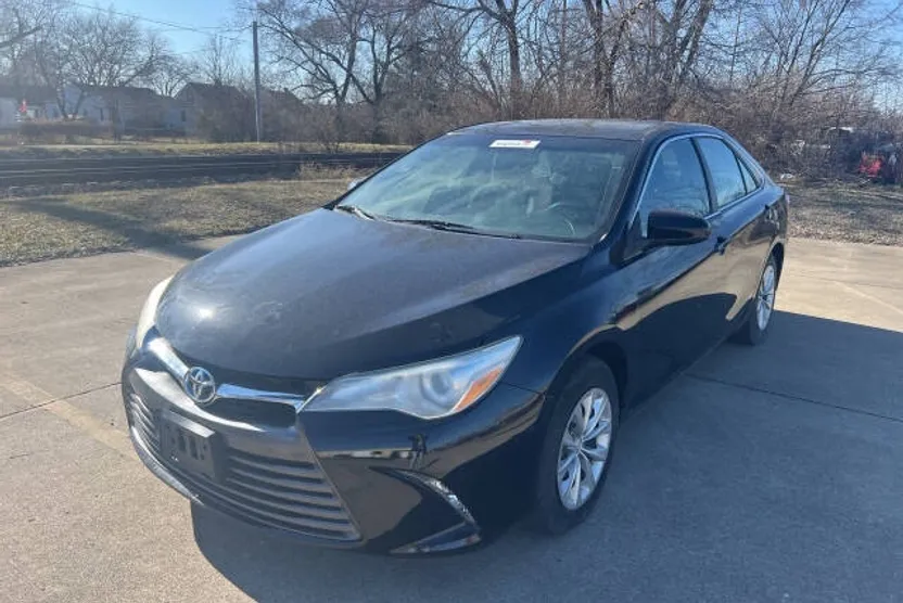 2015 Toyota Camry Hybrid LE photo 1