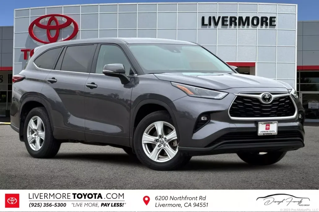 2024 Toyota Highlander LE photo 1