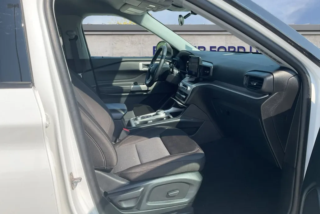 2023 Ford Explorer XLT photo 1