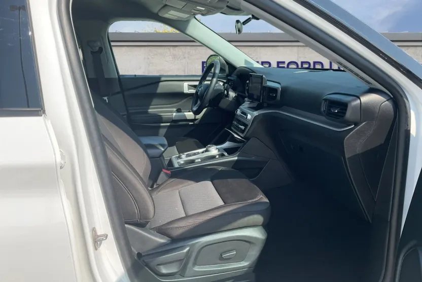 2023 Ford Explorer XLT photo 1