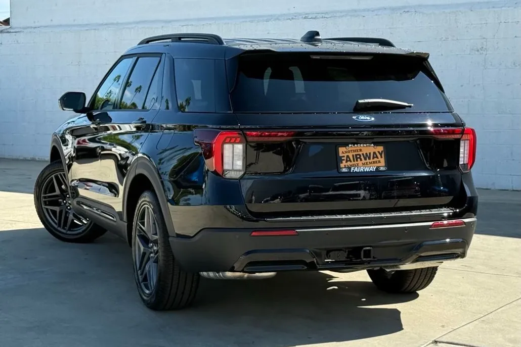 2025 Ford Explorer ST-Line photo 1