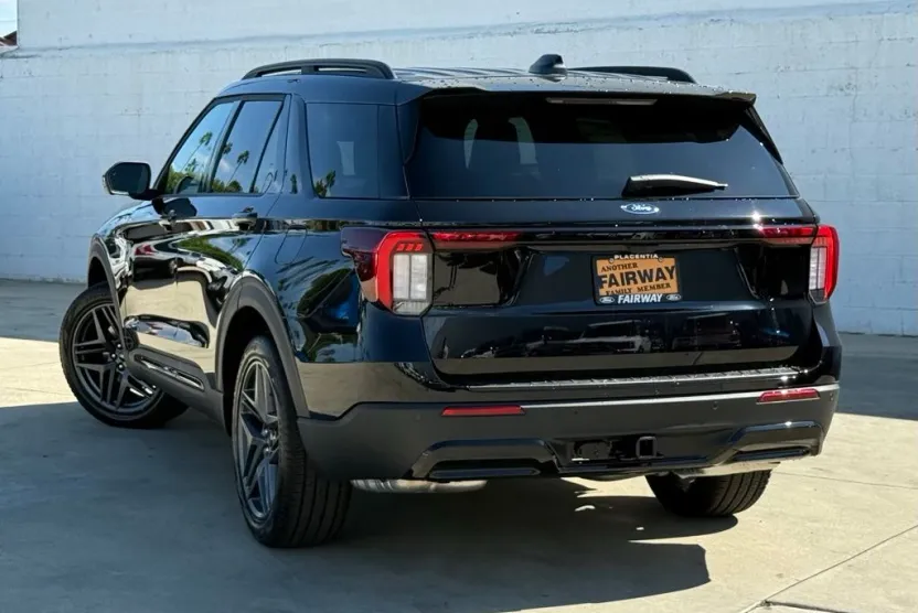 2025 Ford Explorer ST-Line photo 1