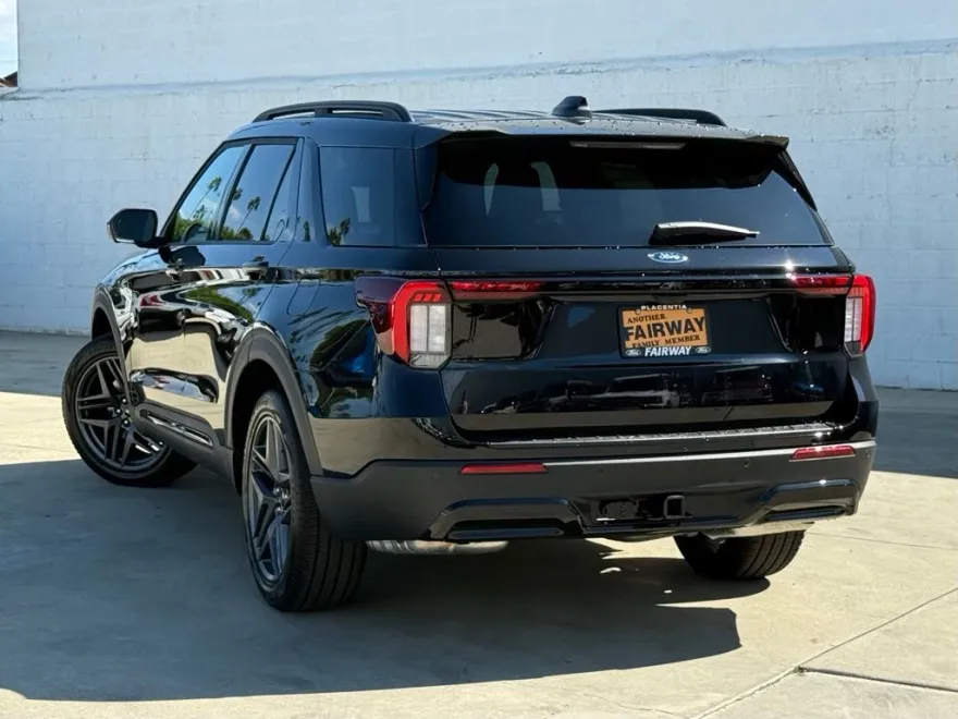 2025 Ford Explorer ST-Line photo 1