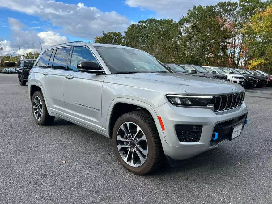 2023 Jeep Cherokee 4xe Overland photo 1