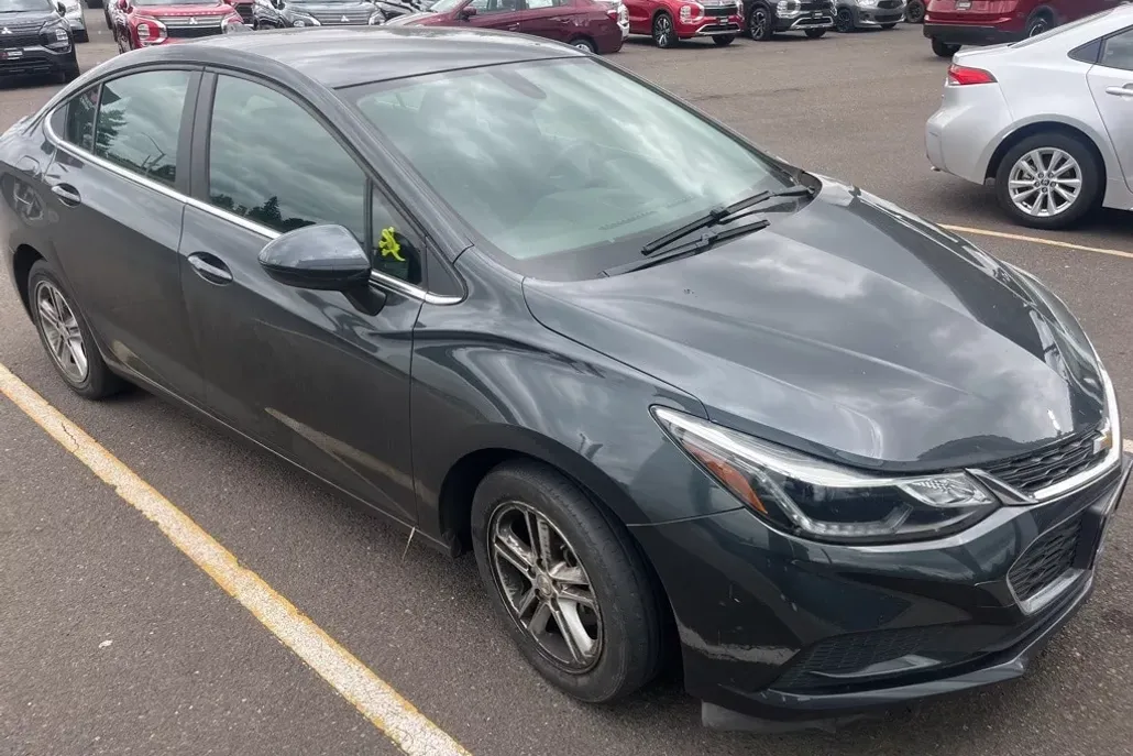 2018 Chevrolet Cruze LT photo 1