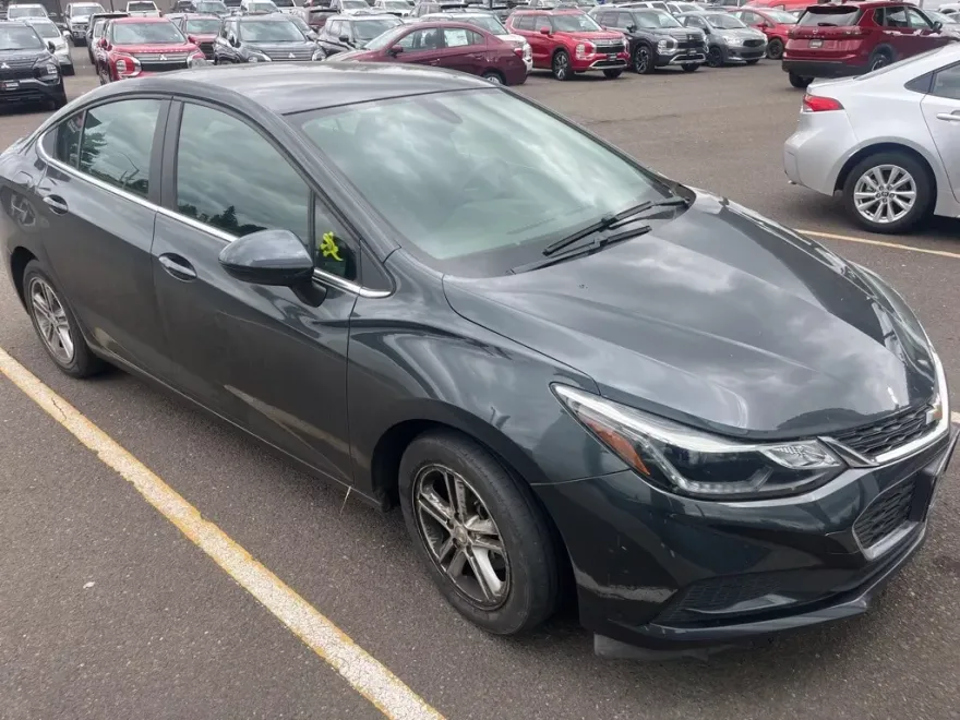 2018 Chevrolet Cruze LT photo 1