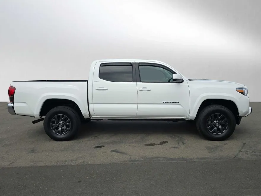 2022 Toyota Tacoma SR5 photo 2