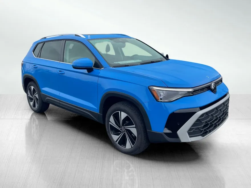 2025 Volkswagen Taos SE photo 1