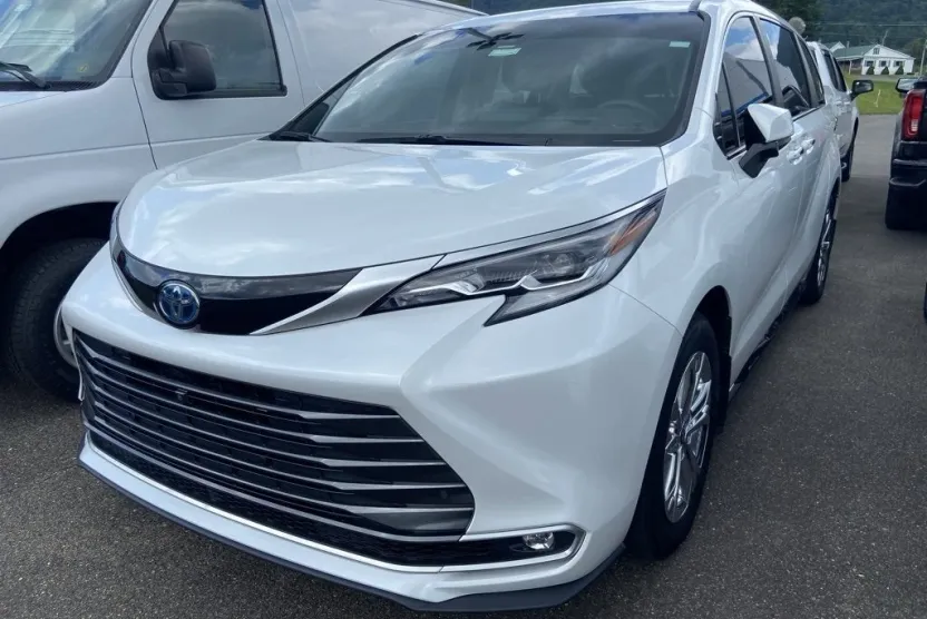 2022 Toyota Sienna Platinum photo 1