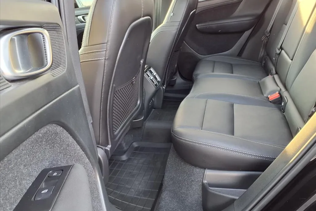 2021 Volvo XC40 T5 Momentum photo 1