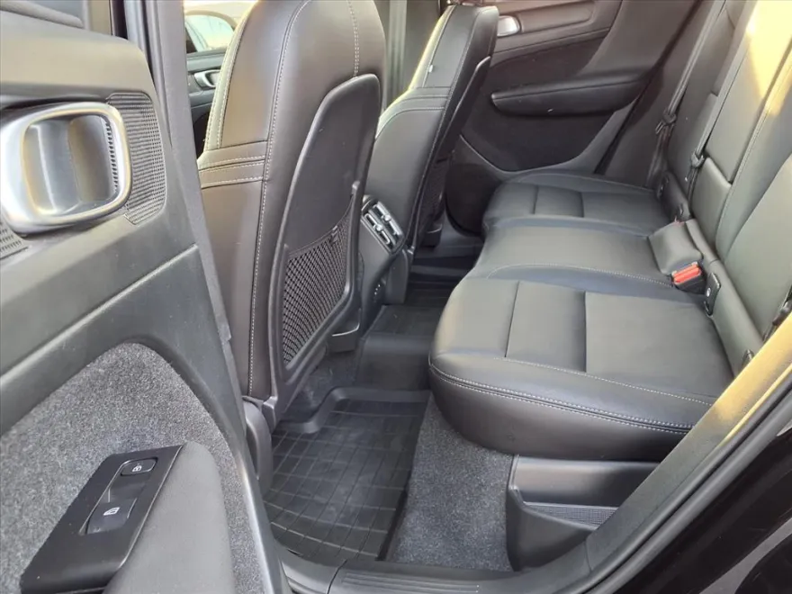 2021 Volvo XC40 T5 Momentum photo 1