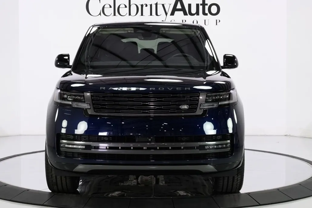 2023 Land Rover Range Rover SE photo 1
