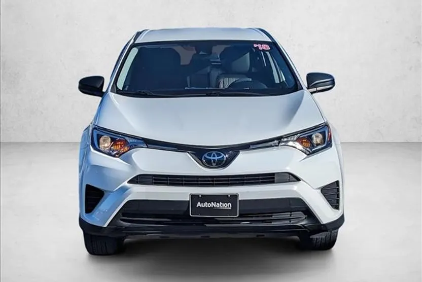 2018 Toyota RAV4 LE photo 1