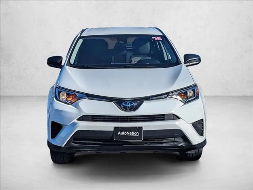 2018 Toyota RAV4 LE photo 1