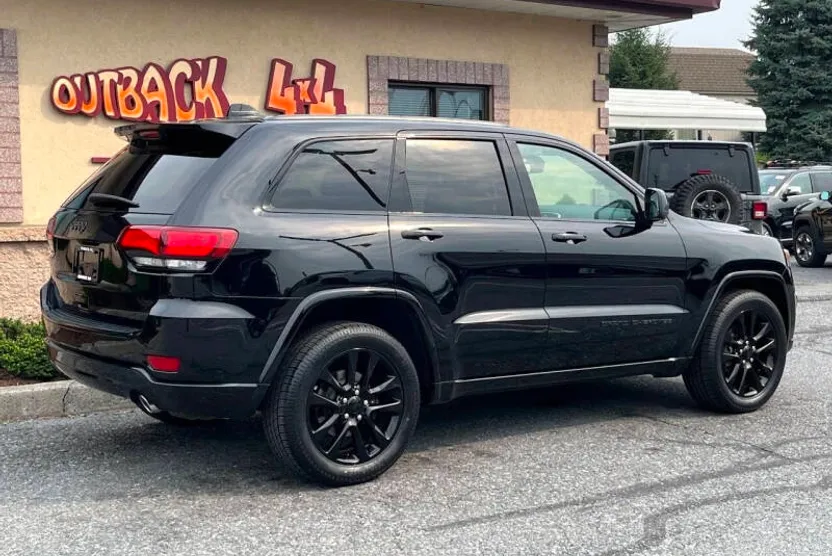 2018 Jeep Grand Cherokee Altitude photo 1