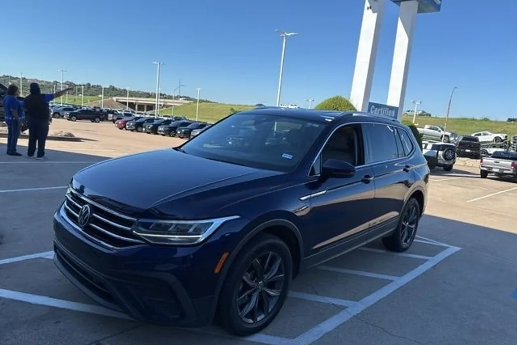 2023 Volkswagen Tiguan SE photo 1