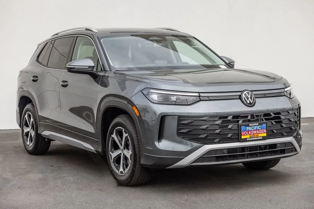 2025 Volkswagen Tiguan SE photo 1