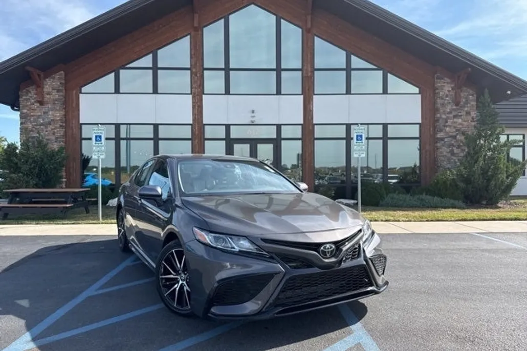 2021 Toyota Camry SE photo 1
