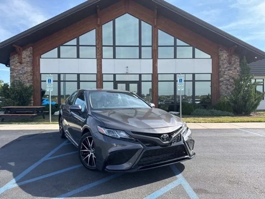 2021 Toyota Camry SE photo 1