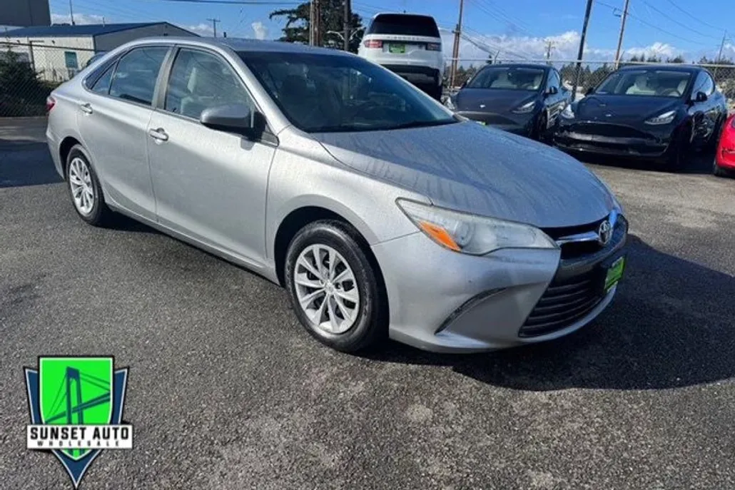 2015 Toyota Camry LE photo 1