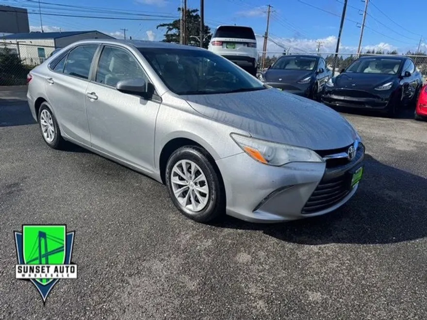 2015 Toyota Camry LE photo 1