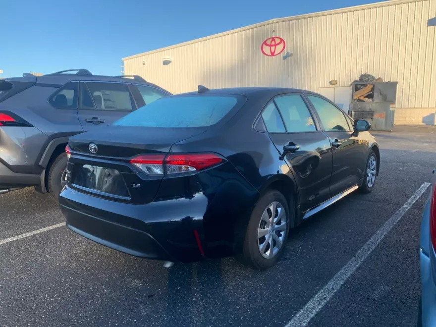 2023 Toyota Corolla LE photo 1