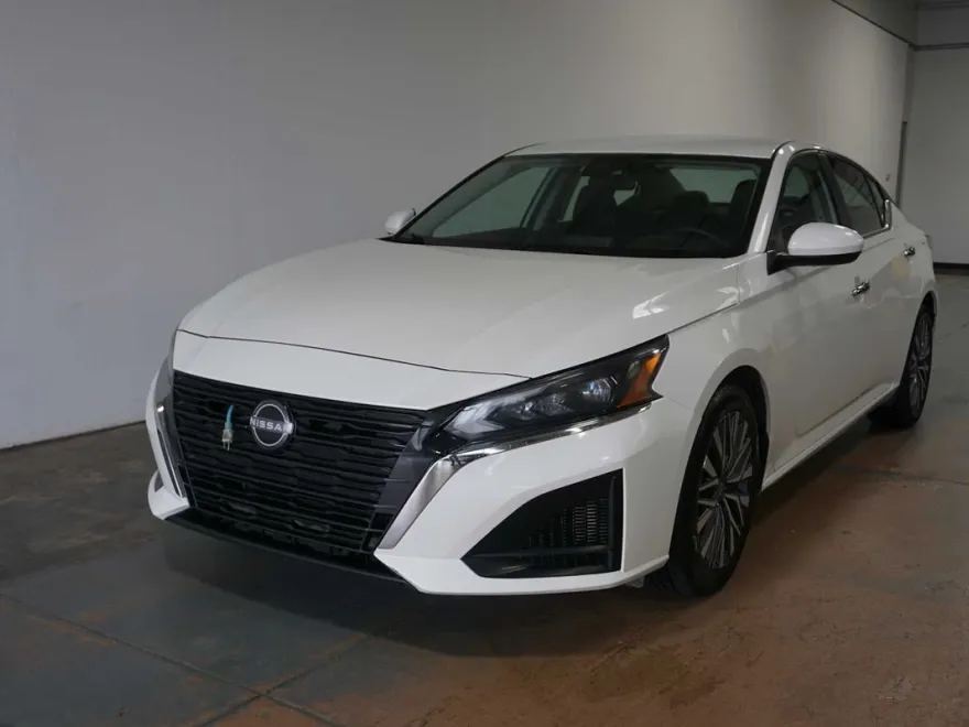 2023 Nissan Altima 2.5 SV photo 1