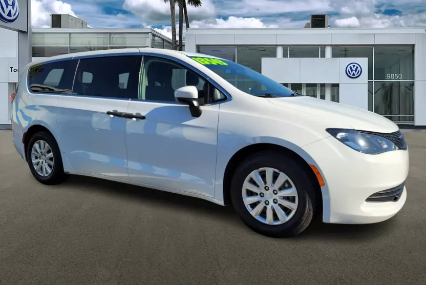 2018 Chrysler Pacifica L photo 1