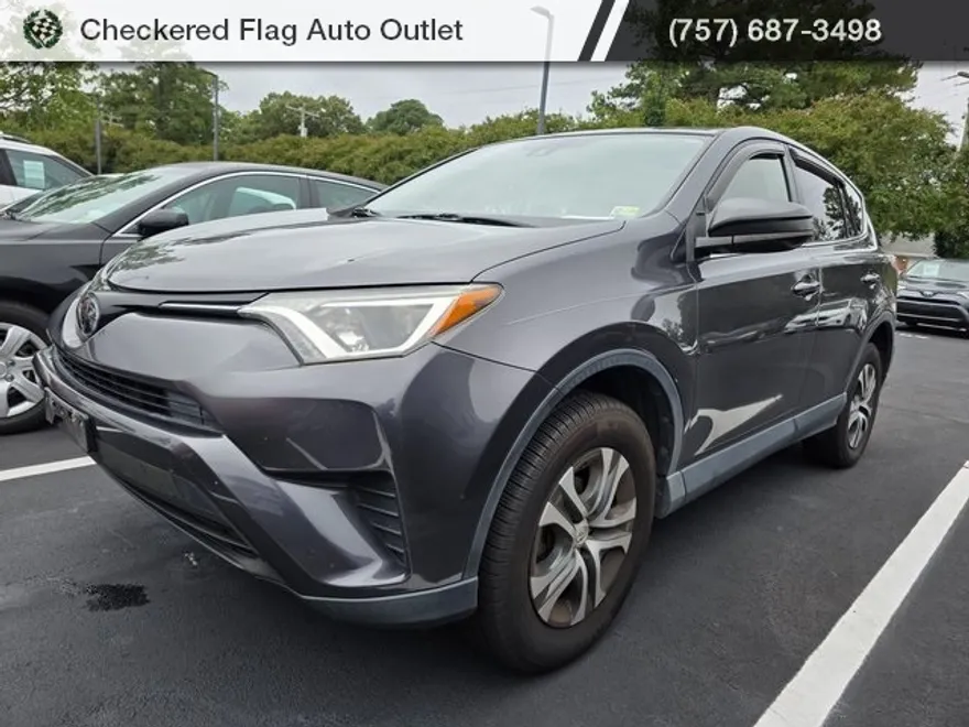 2018 Toyota RAV4 LE photo 1