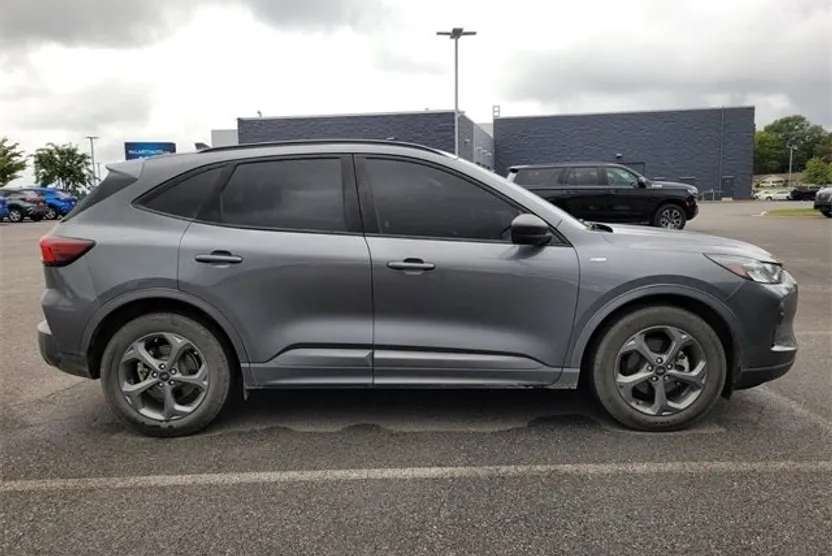 2023 Ford Escape ST-Line photo 1