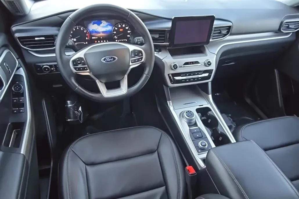 2023 Ford Explorer XLT photo 1