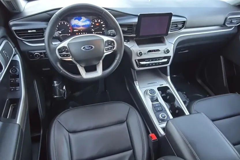 2023 Ford Explorer XLT photo 1