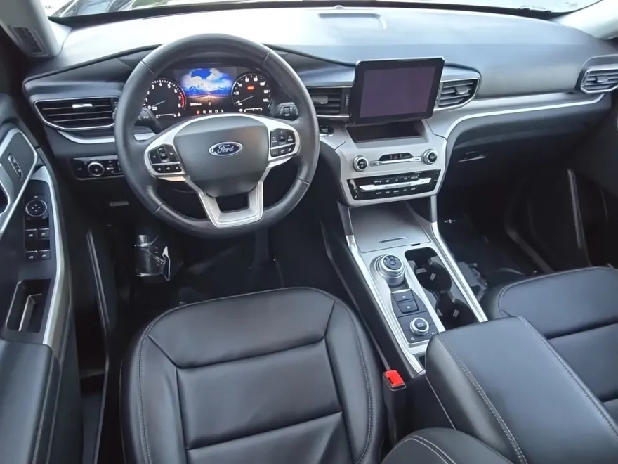 2023 Ford Explorer XLT photo 1