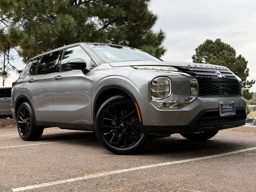 2022 Mitsubishi Outlander Black Edition photo 1