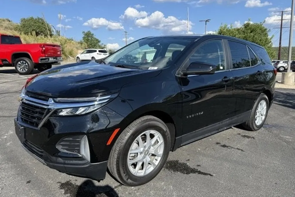 2023 Chevrolet Equinox LT photo 1