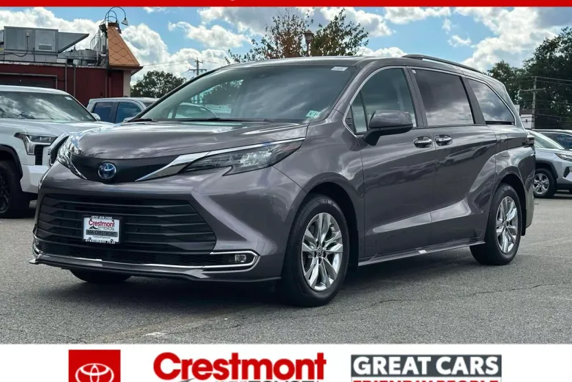 2024 Toyota Sienna XLE photo 1
