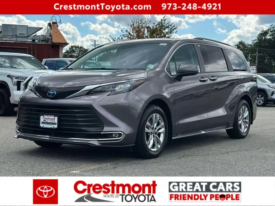 2024 Toyota Sienna XLE photo 1