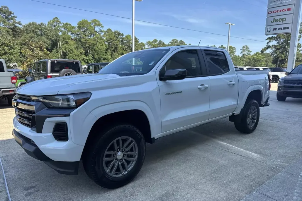 2023 Chevrolet Colorado LT photo 1