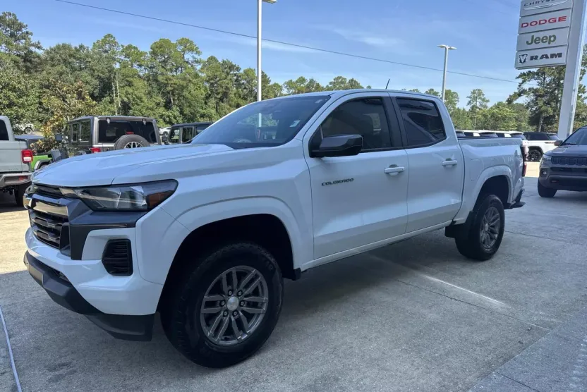 2023 Chevrolet Colorado LT photo 1