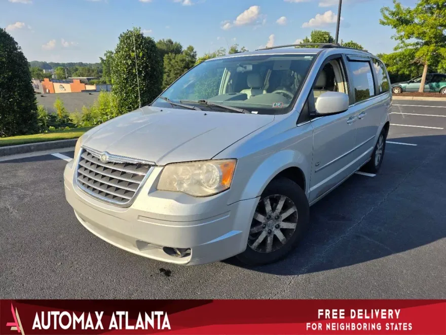 2009 Chrysler Town & Country Touring photo 1