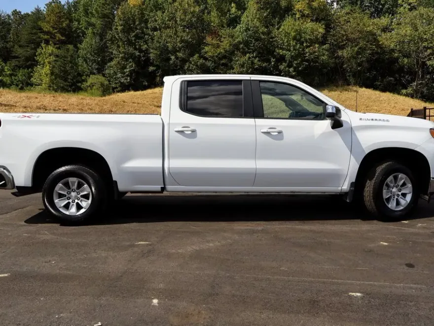 2023 Chevrolet Silverado 1500 LT photo 1