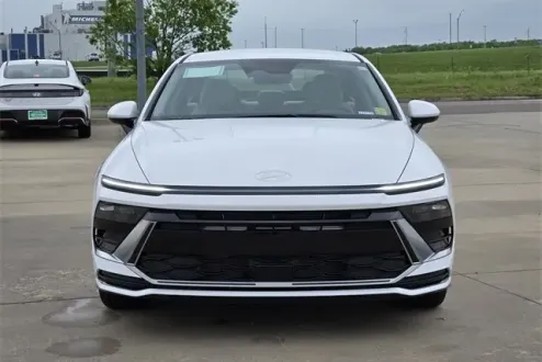 2025 Hyundai Sonata SEL photo 2
