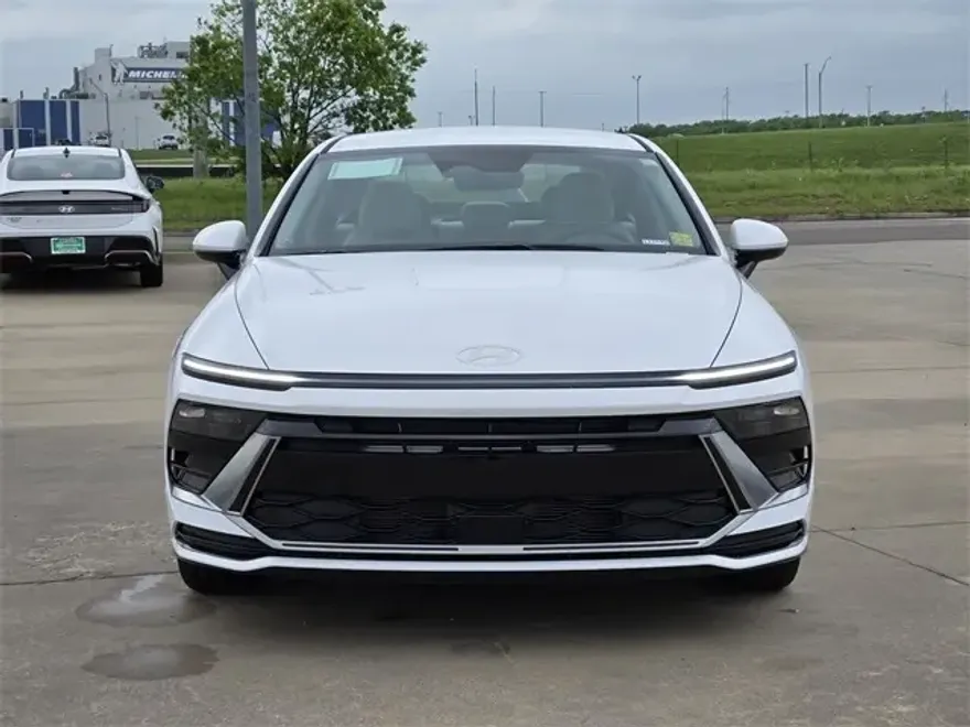 2025 Hyundai Sonata SEL photo 2