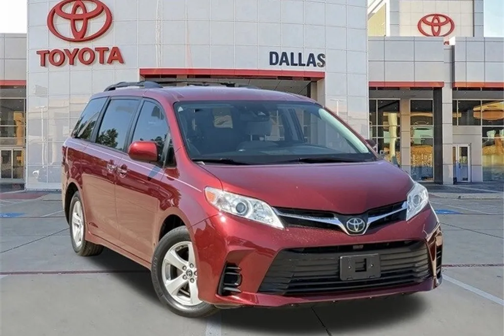 2020 Toyota Sienna LE photo 1