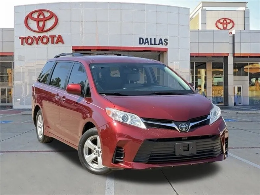 2020 Toyota Sienna LE photo 1